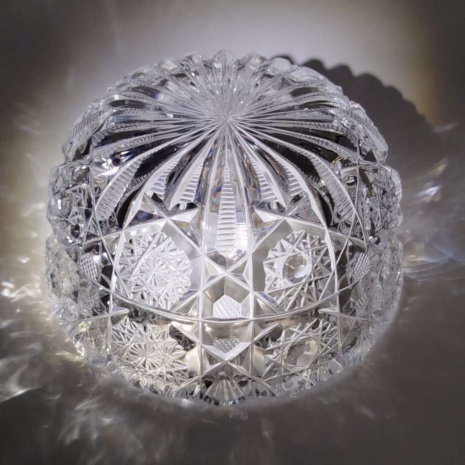 Салатник круглой формы с резным геометрическим декором