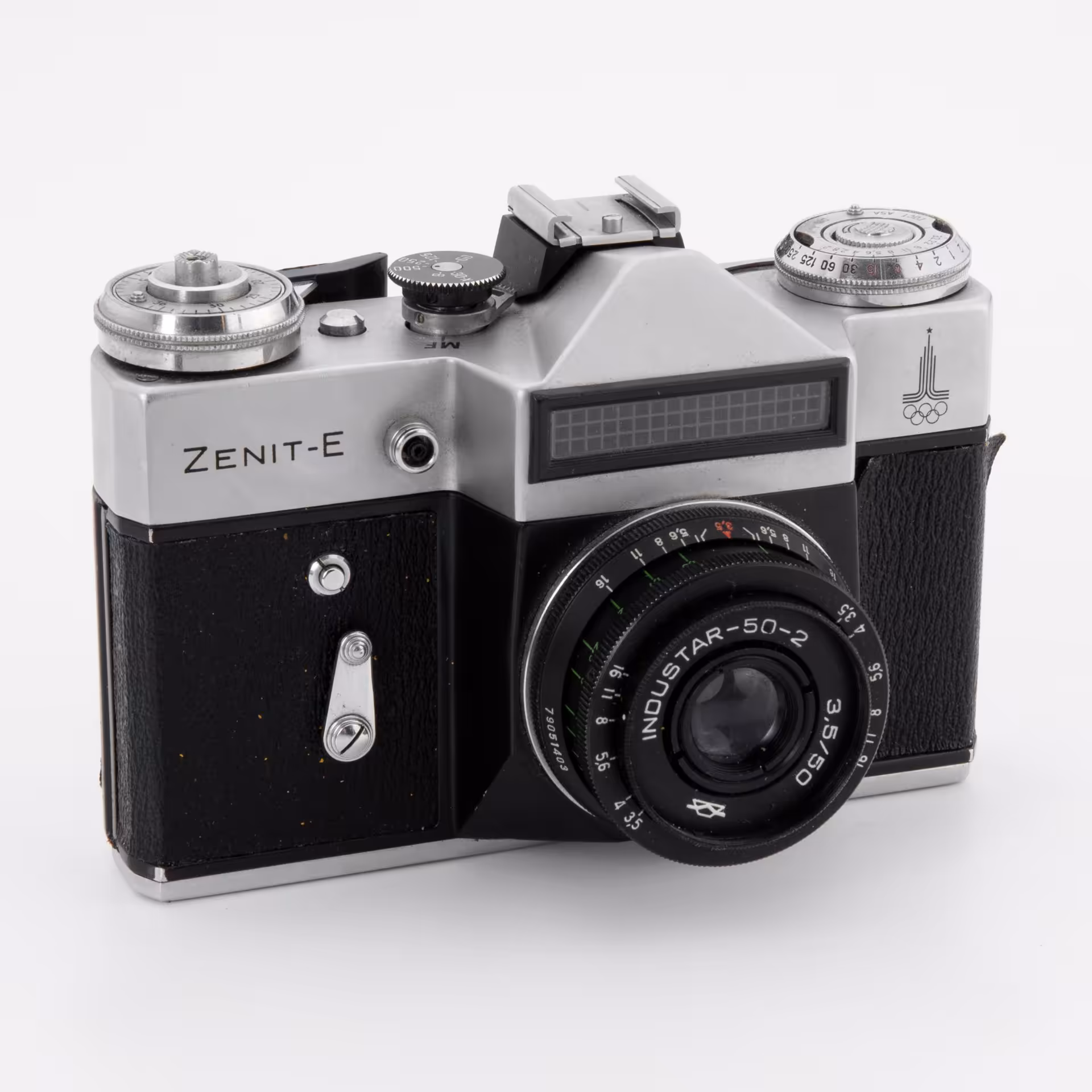 Фотоаппарат "Зенит-Е" с объективом "Индустар-50-2" в кофре, Красногорский механический завод (КМЗ)