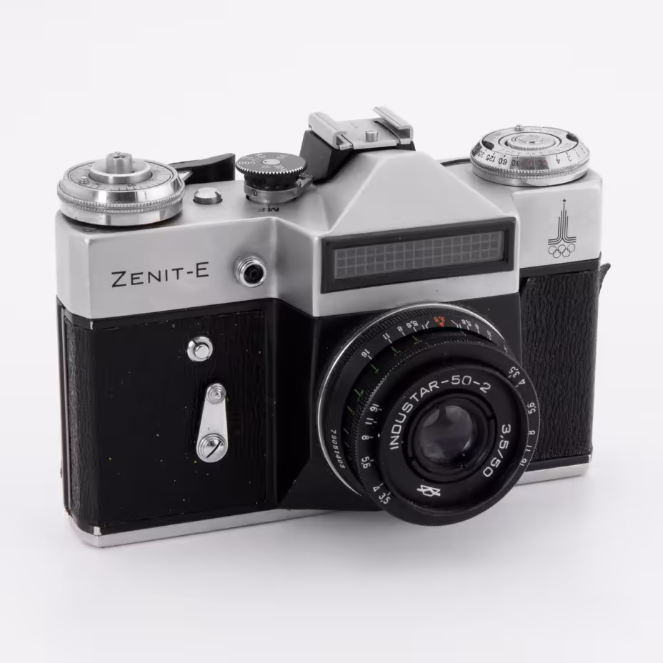 Фотоаппарат "Зенит-Е" с объективом "Индустар-50-2" в кофре, Красногорский механический завод (КМЗ)