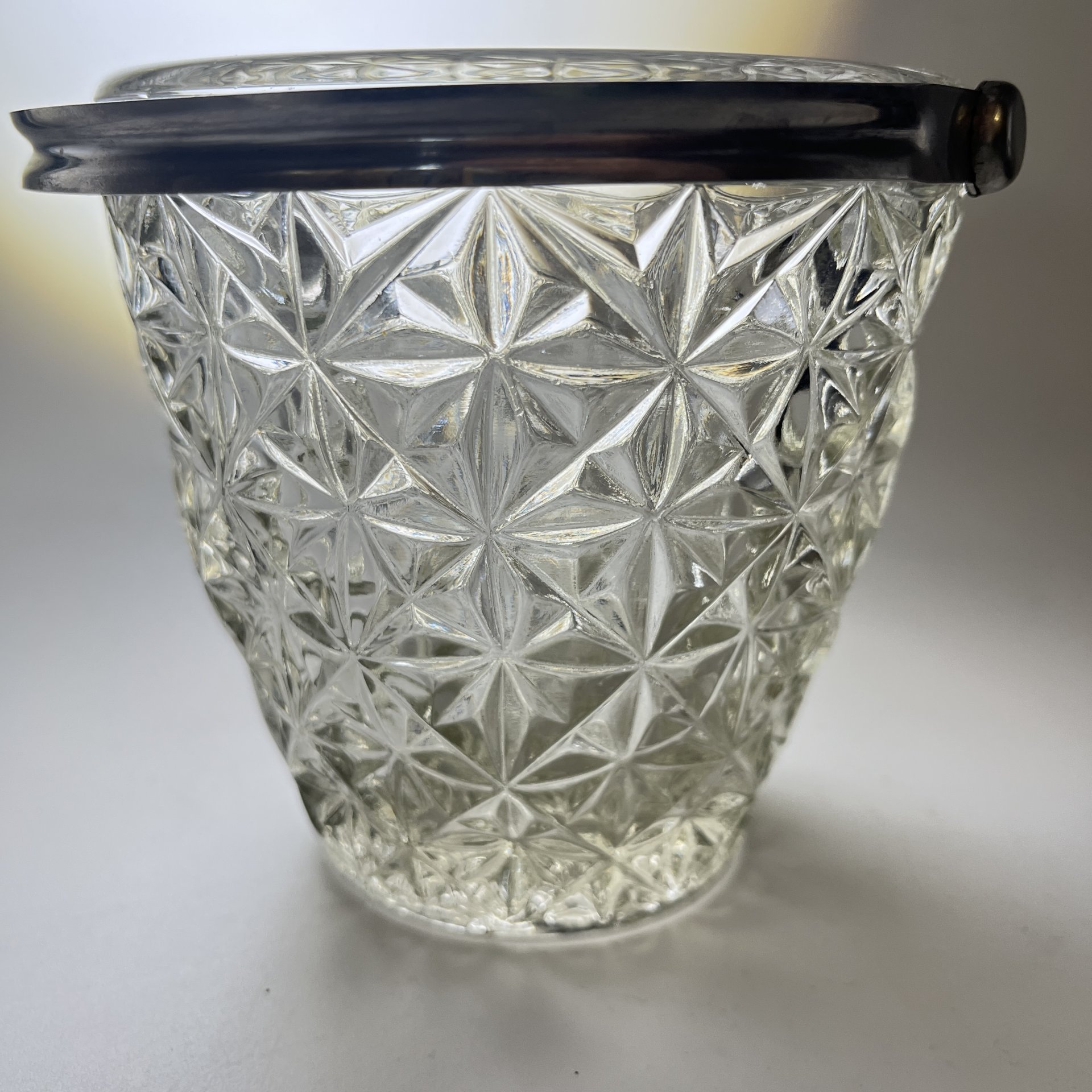 Конфетница в виде корзинки с ручкой, стекло, металл, пресс, СССР, 1970-1990 гг.