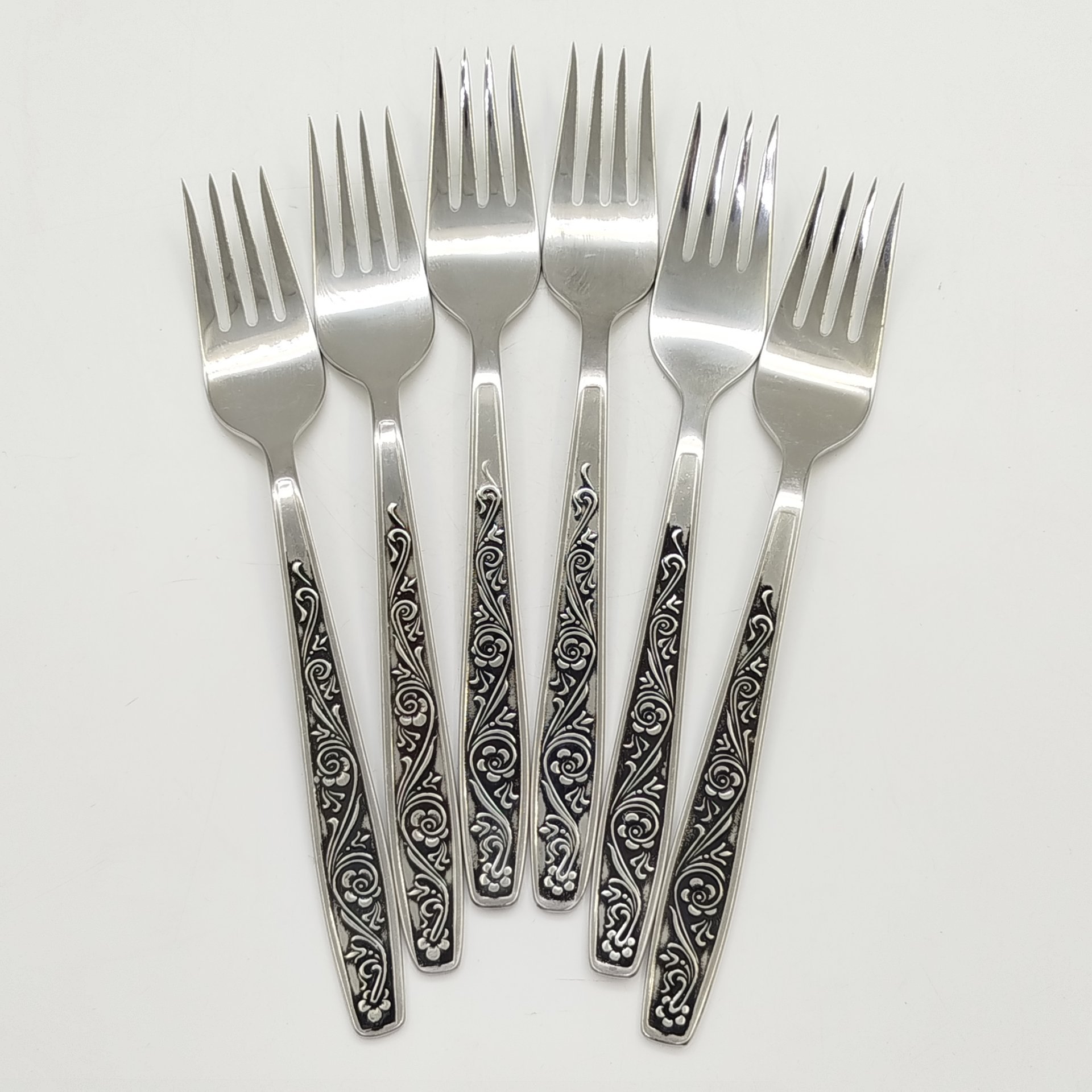 Набор из 6-ти столовых вилок с цветочным декором, нержавеющая сталь, Павловский завод художественных металлоизделий им. С.М. Кирова, СССР, 1950-1960 гг.