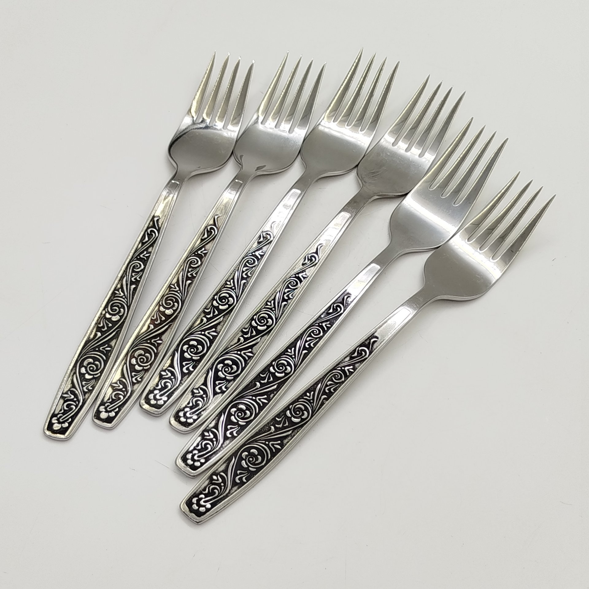 Набор из 6-ти столовых вилок с цветочным декором, нержавеющая сталь, Павловский завод художественных металлоизделий им. С.М. Кирова, СССР, 1950-1960 гг.