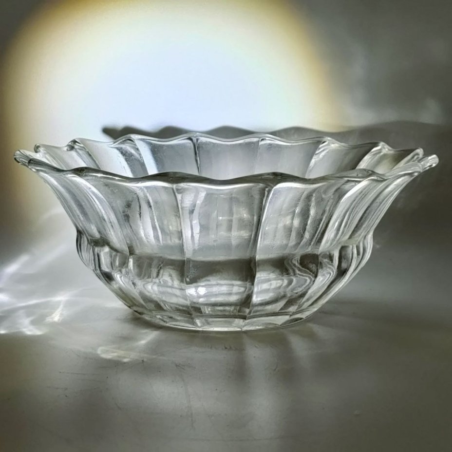 Салатник с декором в виде полос и волнистым краем, стекло, пресс, СССР, 1970-1990 гг.