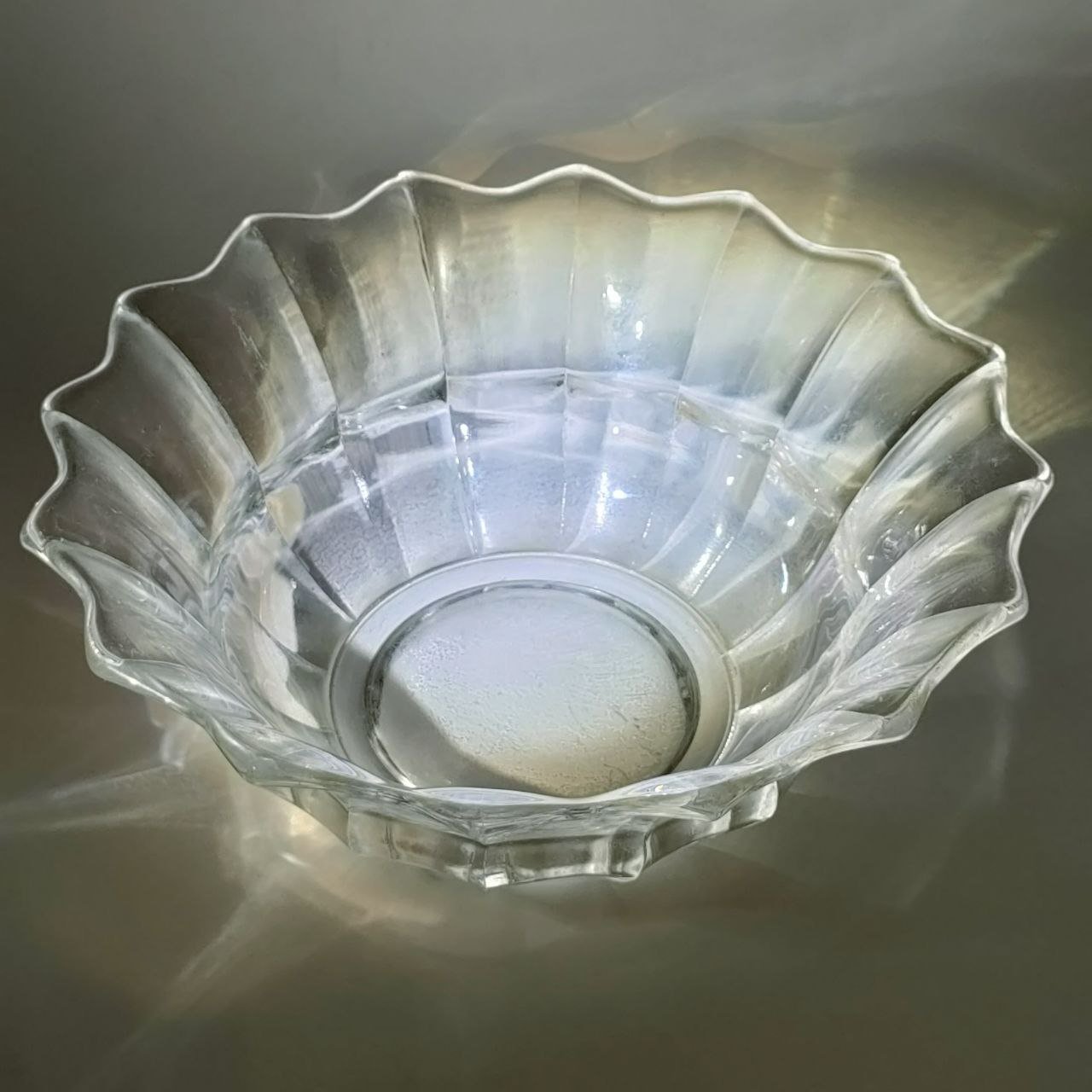 Салатник с декором в виде полос и волнистым краем, стекло, пресс, СССР, 1970-1990 гг.