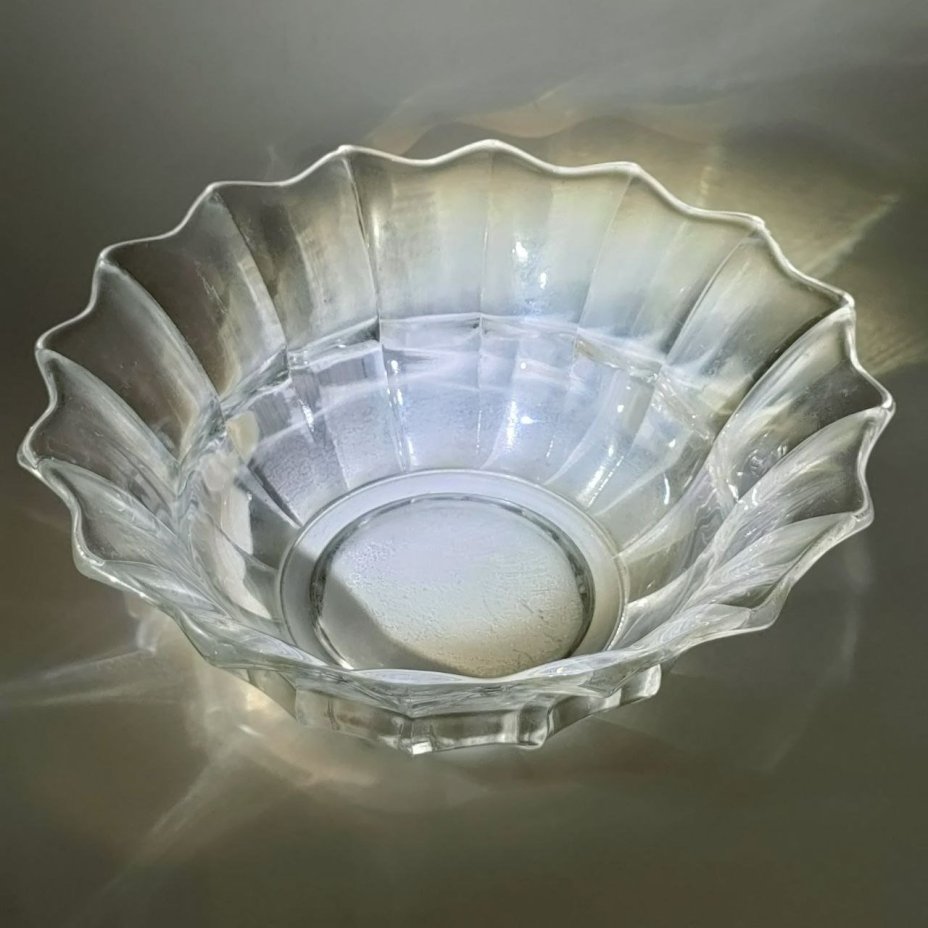 Салатник с декором в виде полос и волнистым краем