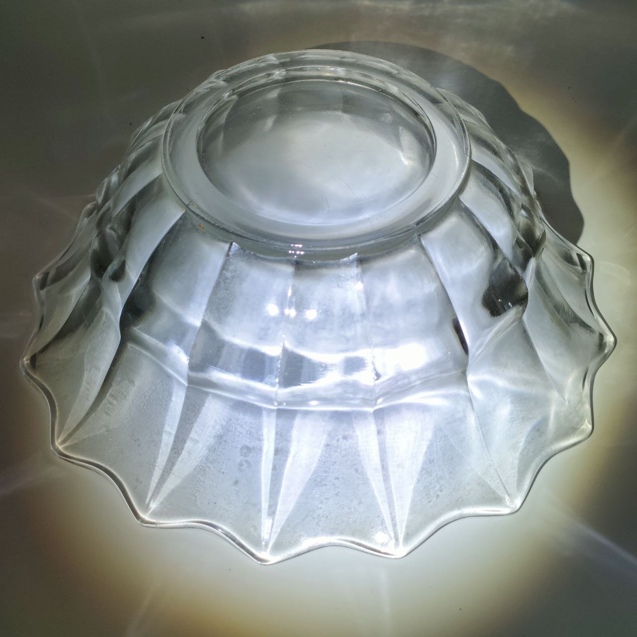 Салатник с декором в виде полос и волнистым краем, стекло, пресс, СССР, 1970-1990 гг.