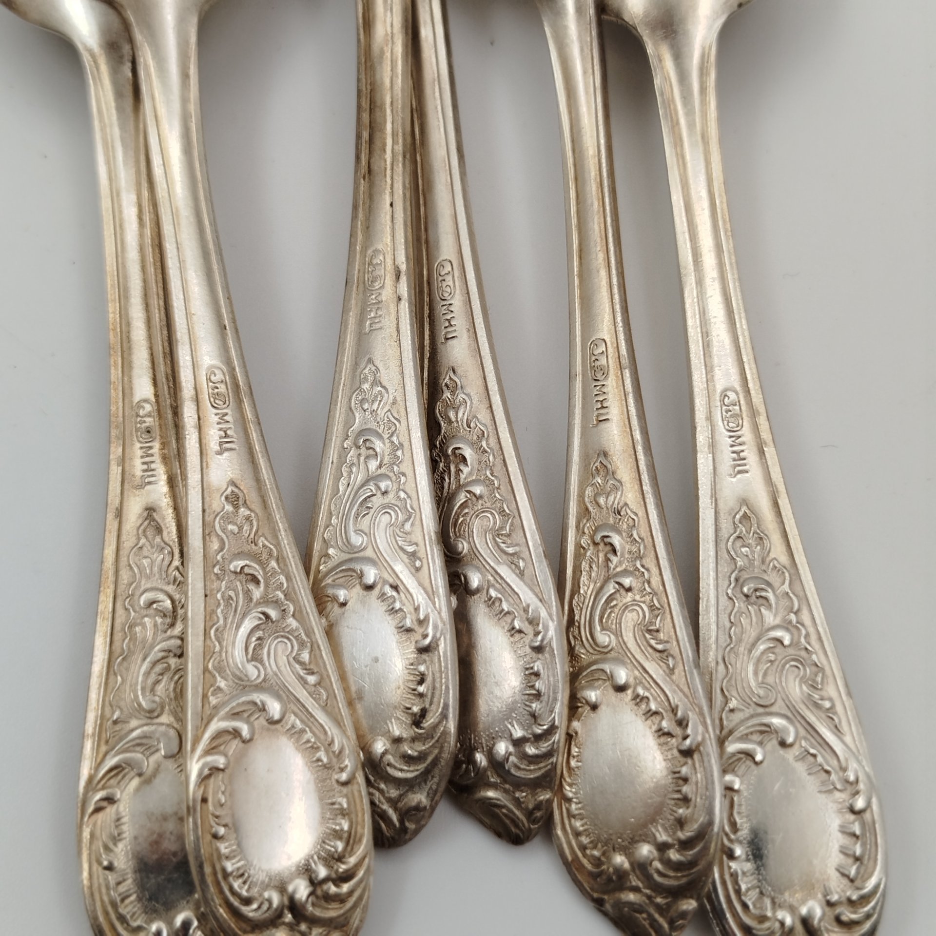 Набор из шести чайных ложек с растительным декором, мНЦ (медь-никель-цинк), Киевский завод столовых приборов и посуды им. Дзержинского (ЗiД, ЗиД), СССР, 1960-1990 гг.