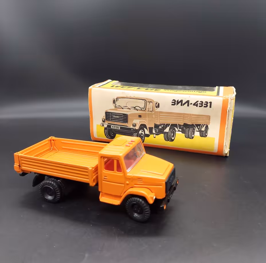 Модель автомобиля "ЗИЛ-4331" в оригинальной коробке в масштабе 1:43, ПО "Завод Арсенал"