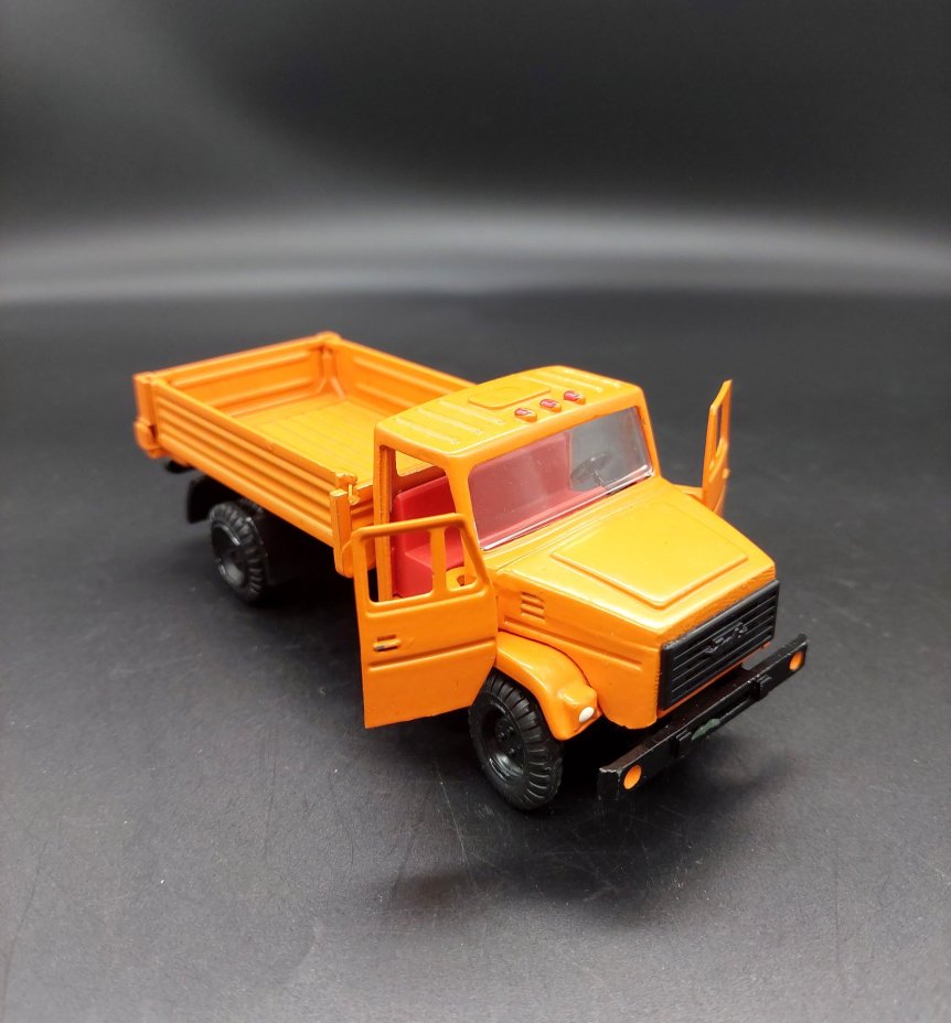 Модель автомобиля "ЗИЛ-4331" в оригинальной коробке в масштабе 1:43, ПО "Завод Арсенал"