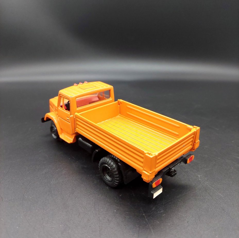Модель автомобиля "ЗИЛ-4331" в оригинальной коробке в масштабе 1:43, ПО "Завод Арсенал"