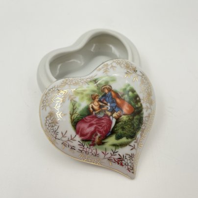 Шкатулка в форме сердца, украшенная изображением галантной сценой в саду, фарфор, деколь, золочение, Европа, 1980-2000 гг.