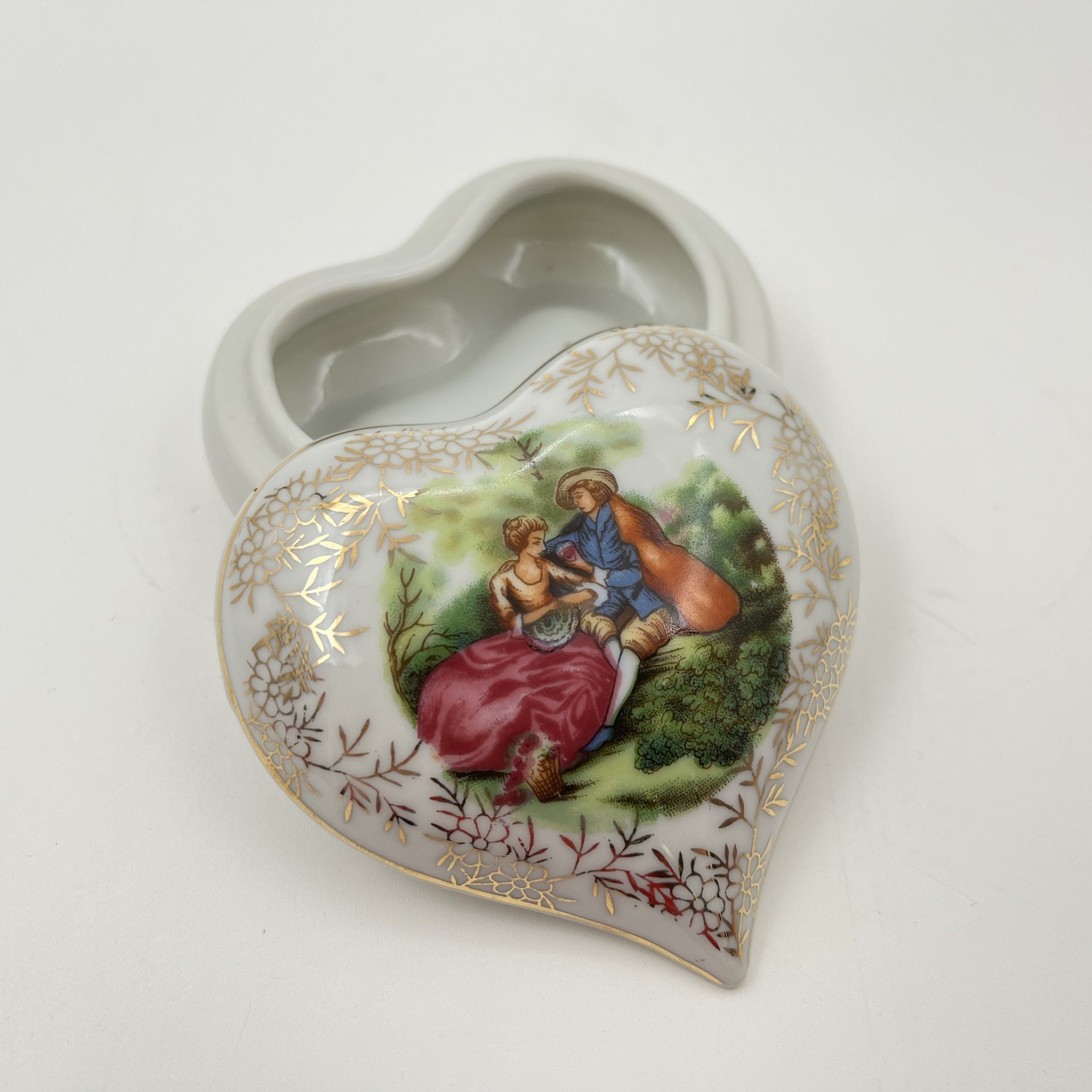 Шкатулка в форме сердца, украшенная изображением галантной сценой в саду, фарфор, деколь, золочение, Европа, 1980-2000 гг.