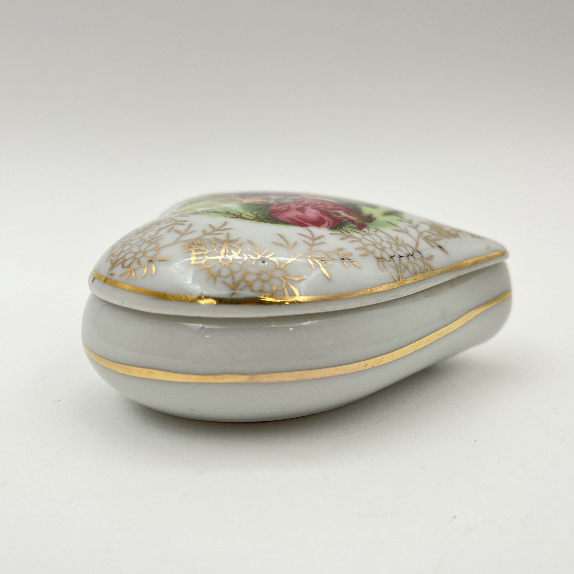 Шкатулка в форме сердца, украшенная изображением галантной сценой в саду, фарфор, деколь, золочение, Европа, 1980-2000 гг.