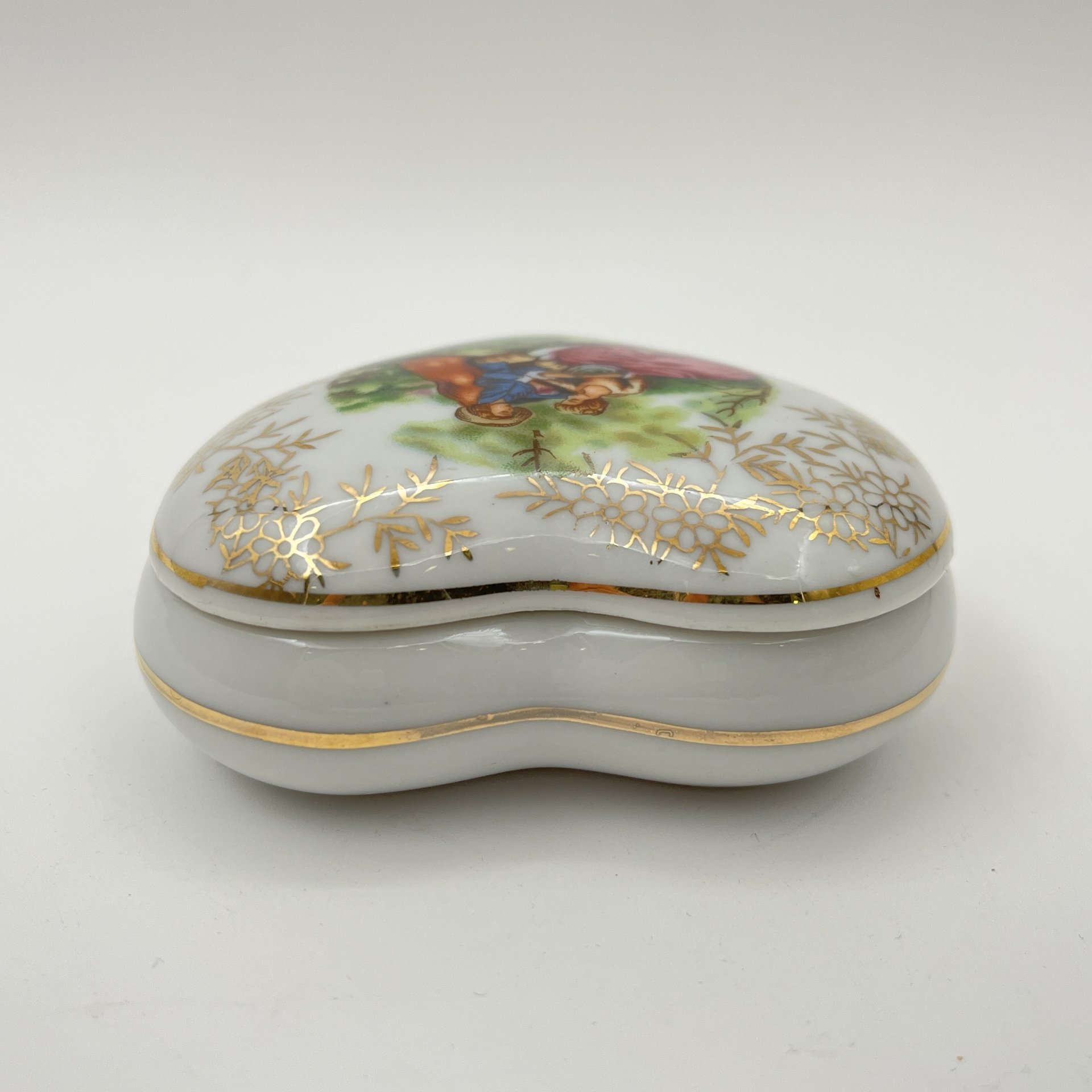 Шкатулка в форме сердца, украшенная изображением галантной сценой в саду, фарфор, деколь, золочение, Европа, 1980-2000 гг.