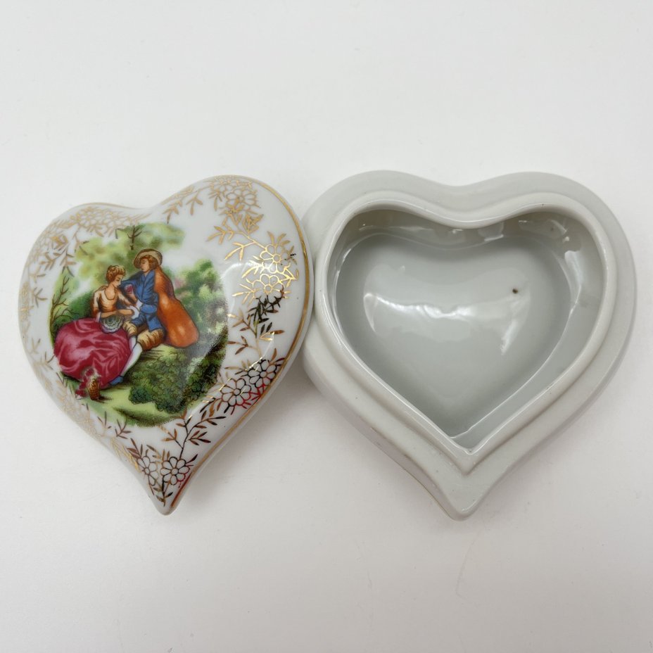 Шкатулка в форме сердца, украшенная изображением галантной сценой в саду