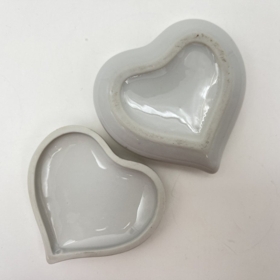 Шкатулка в форме сердца, украшенная изображением галантной сценой в саду