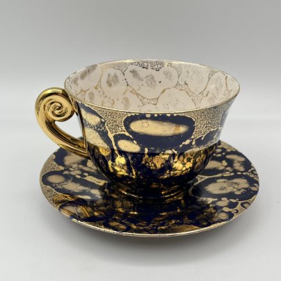 Чайная пара (большая) в кобальтово-золотой гамме, украшенная фигурной ручкой , "Les Ateliers de Sevres ceramique MF"
