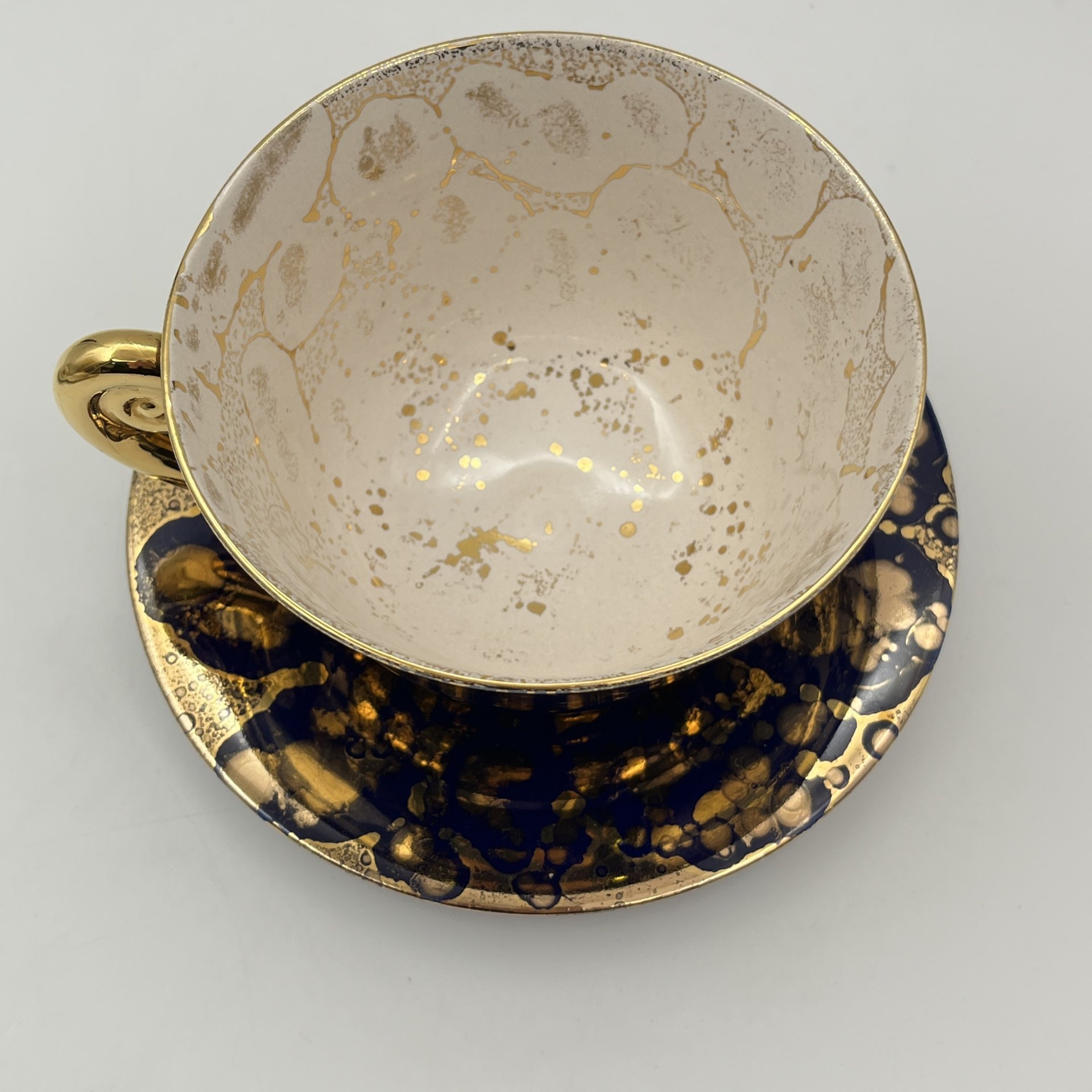 Чайная пара (большая) в кобальтово-золотой гамме, украшенная фигурной ручкой , "Les Ateliers de Sevres ceramique MF"