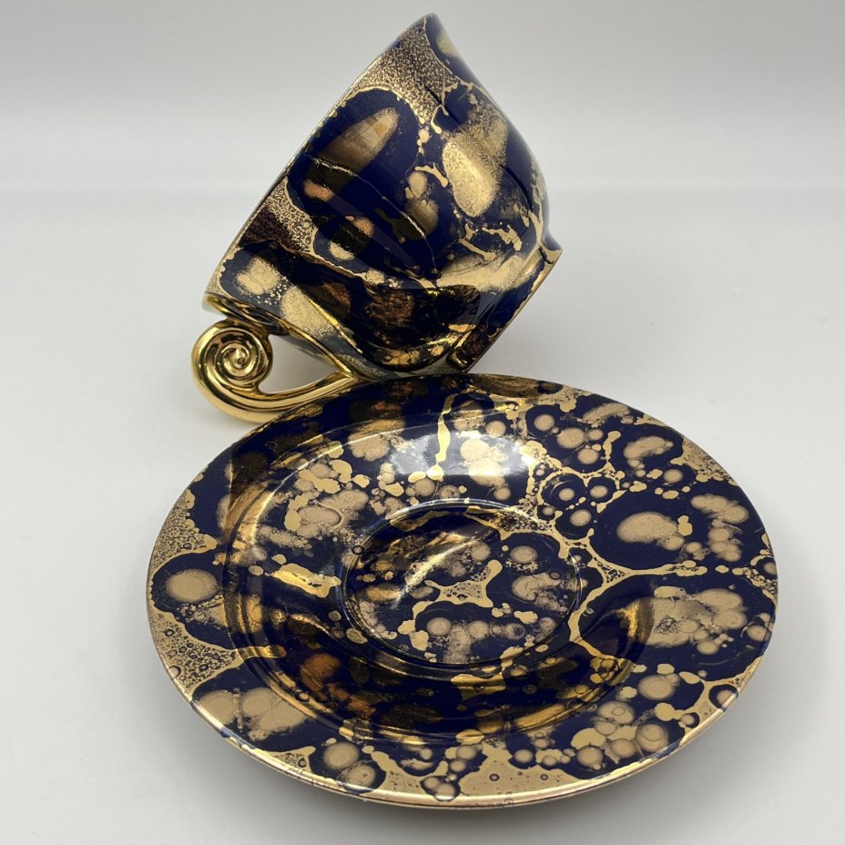 Чайная пара (большая) в кобальтово-золотой гамме, украшенная фигурной ручкой , "Les Ateliers de Sevres ceramique MF"