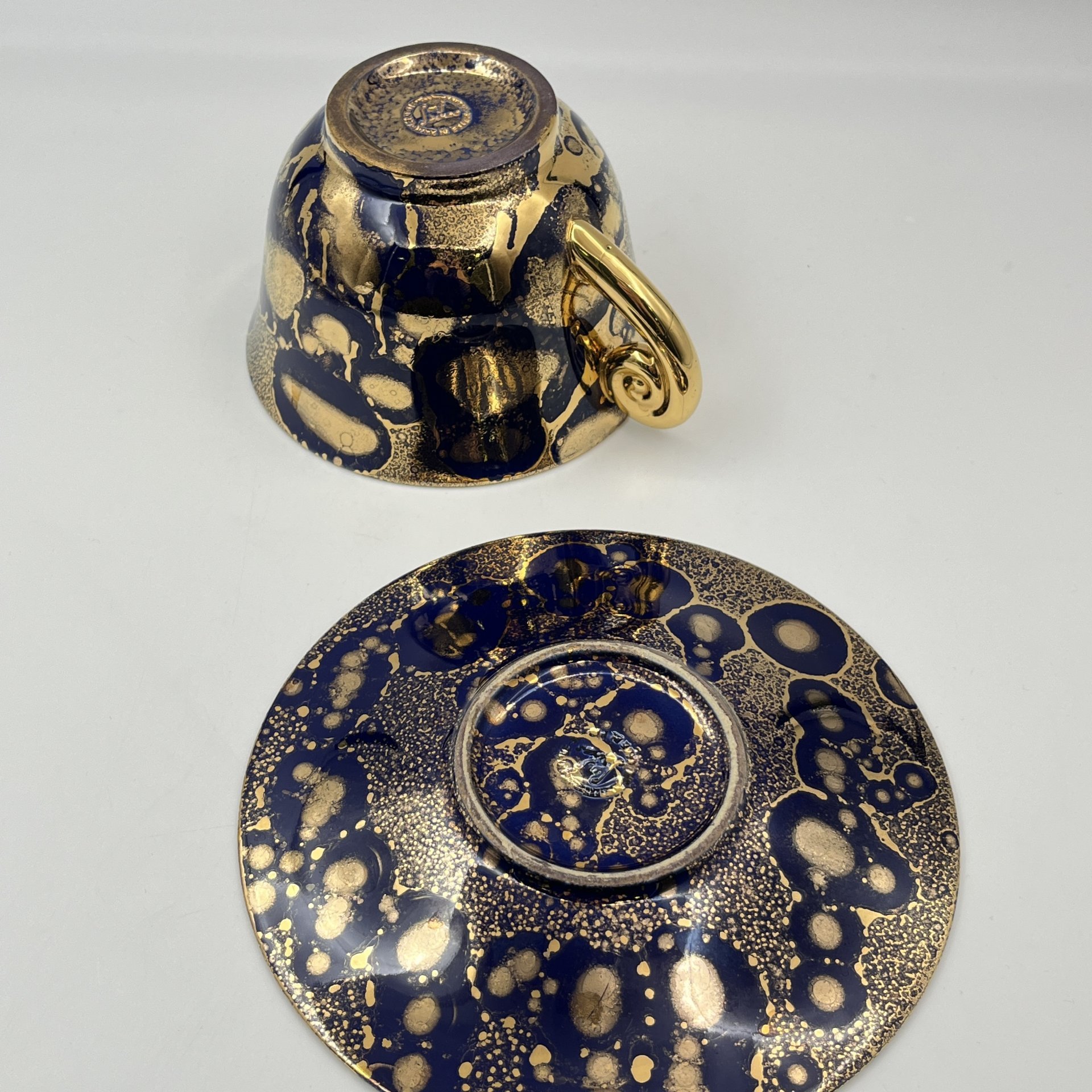 Чайная пара (большая) в кобальтово-золотой гамме, украшенная фигурной ручкой , "Les Ateliers de Sevres ceramique MF"