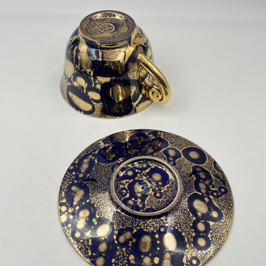 Чайная пара (большая) в кобальтово-золотой гамме, украшенная фигурной ручкой , "Les Ateliers de Sevres ceramique MF"