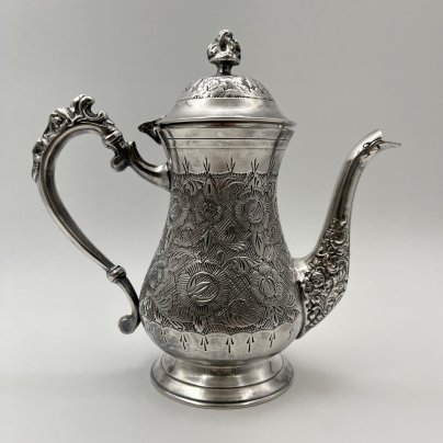Кофейник в восточном стиле, декорированный флоральными узорами