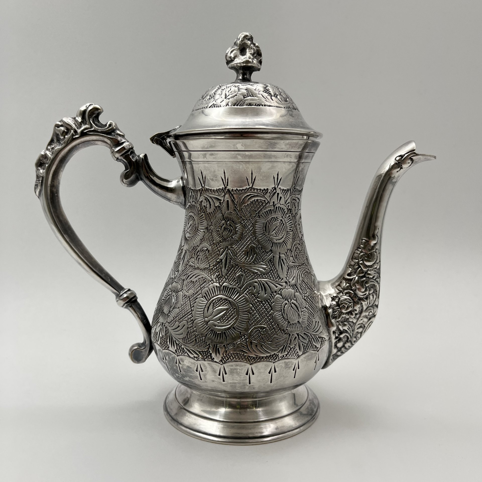 Кофейник в восточном стиле, декорированный флоральными узорами