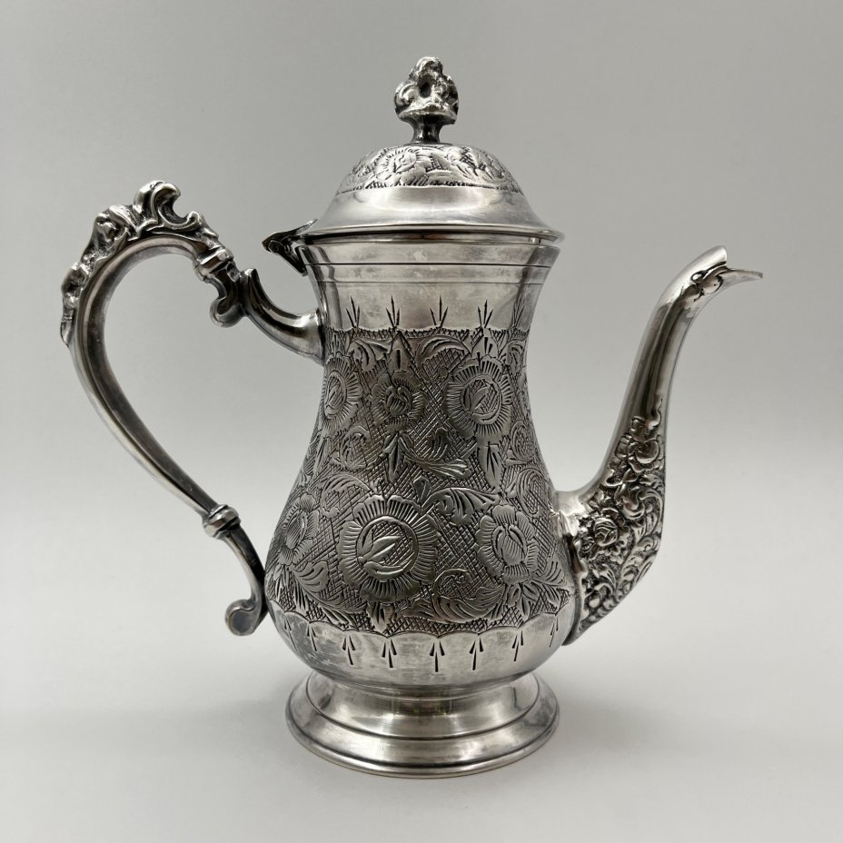 Кофейник в восточном стиле, декорированный флоральными узорами