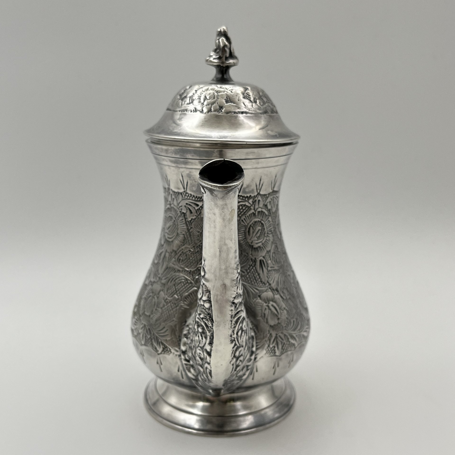 Кофейник в восточном стиле, декорированный флоральными узорами