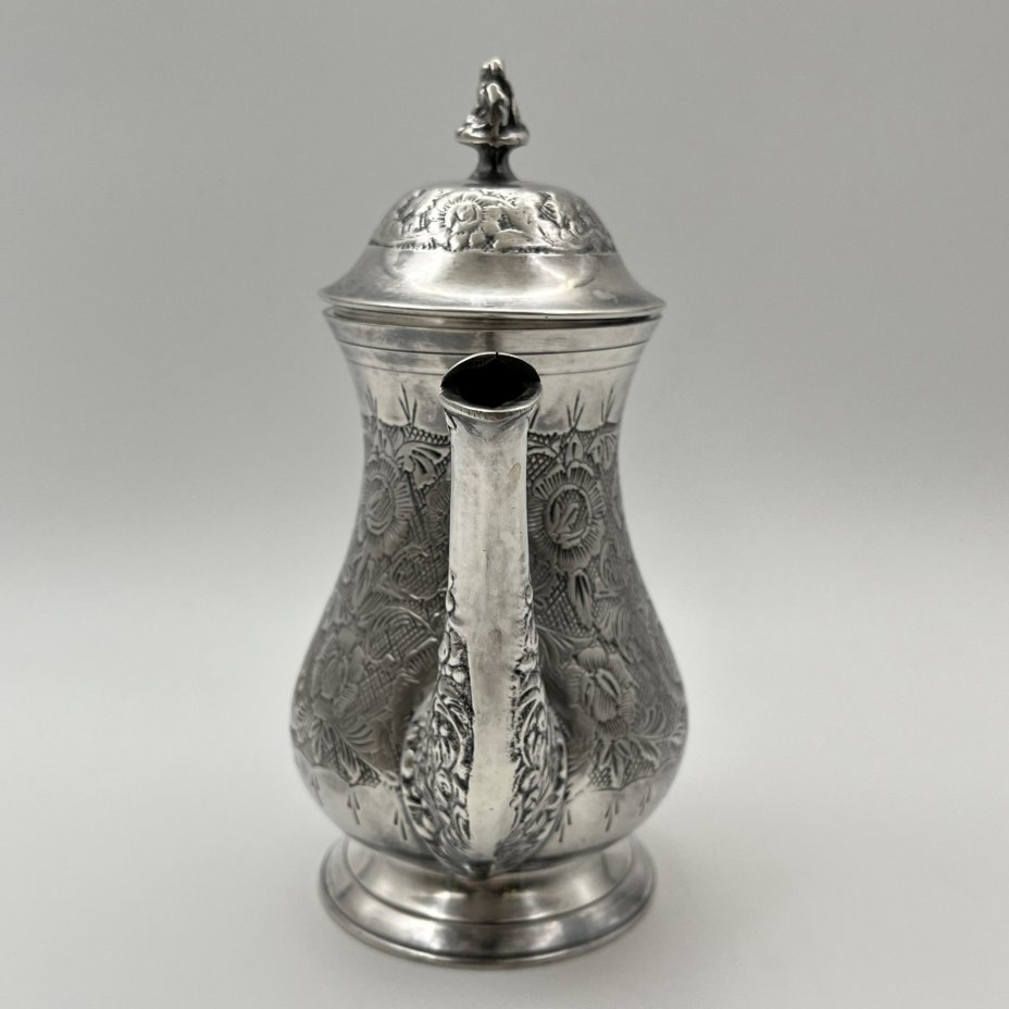 Кофейник в восточном стиле, декорированный флоральными узорами