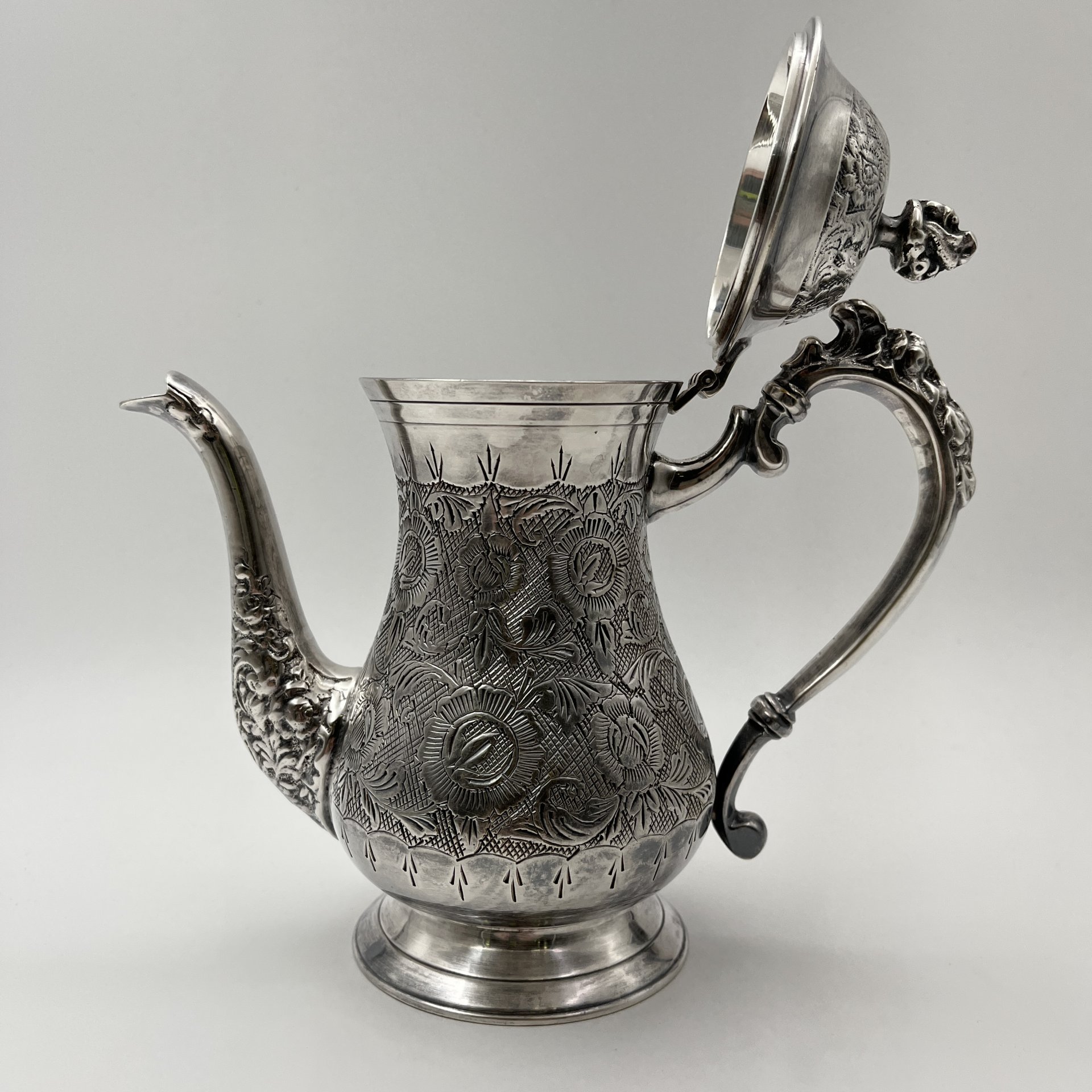 Кофейник в восточном стиле, декорированный флоральными узорами