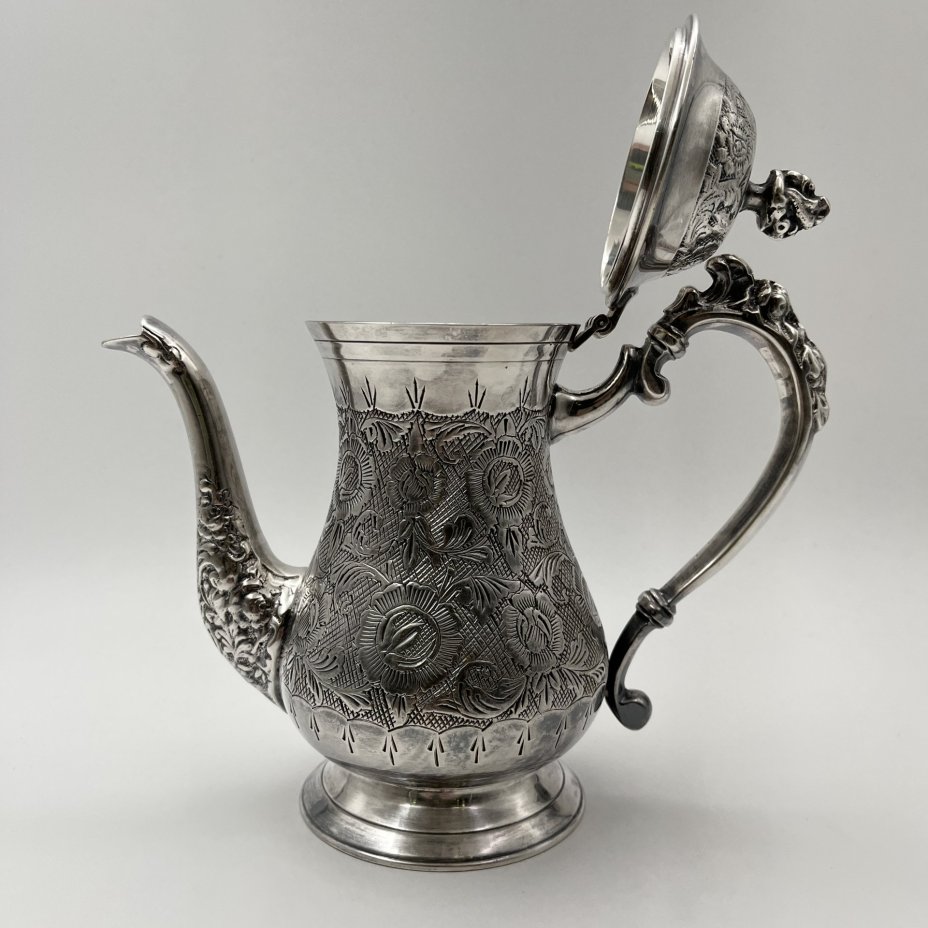 Кофейник в восточном стиле, декорированный флоральными узорами