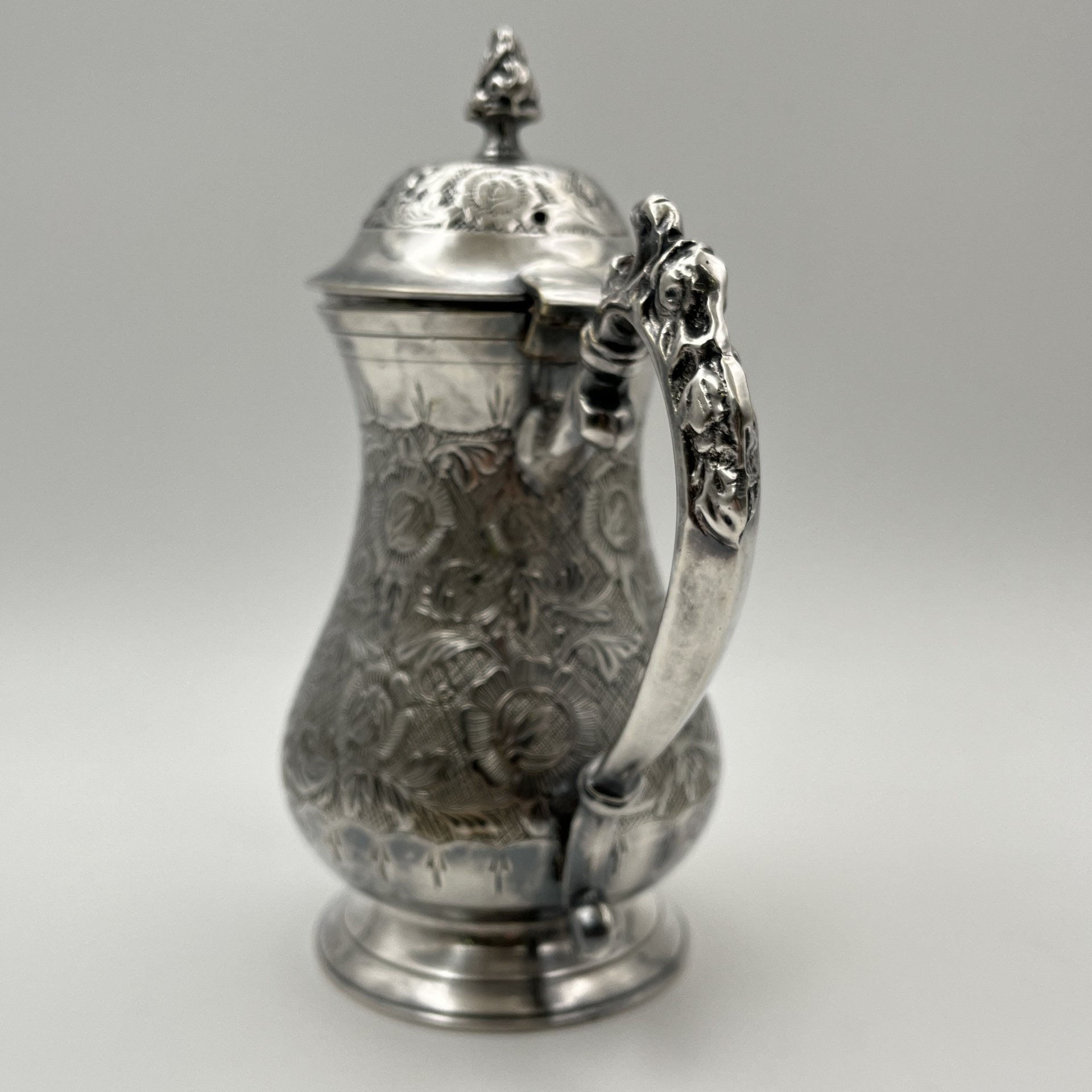 Кофейник в восточном стиле, декорированный флоральными узорами