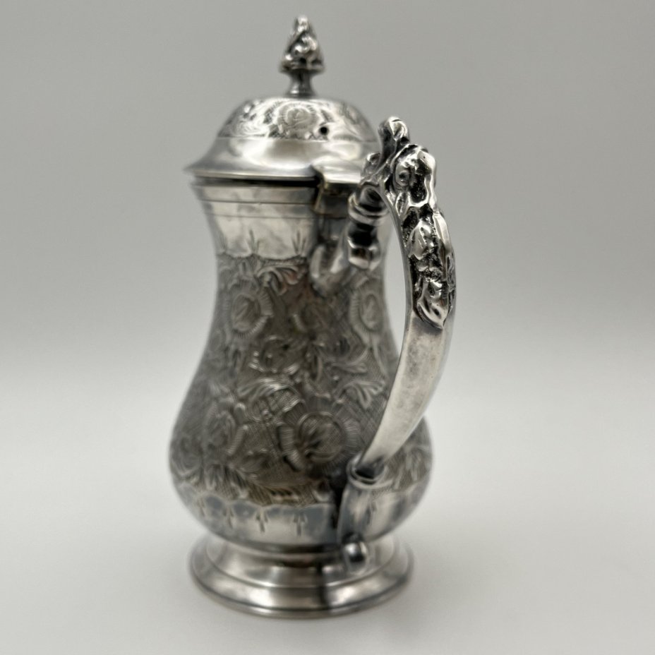 Кофейник в восточном стиле, декорированный флоральными узорами