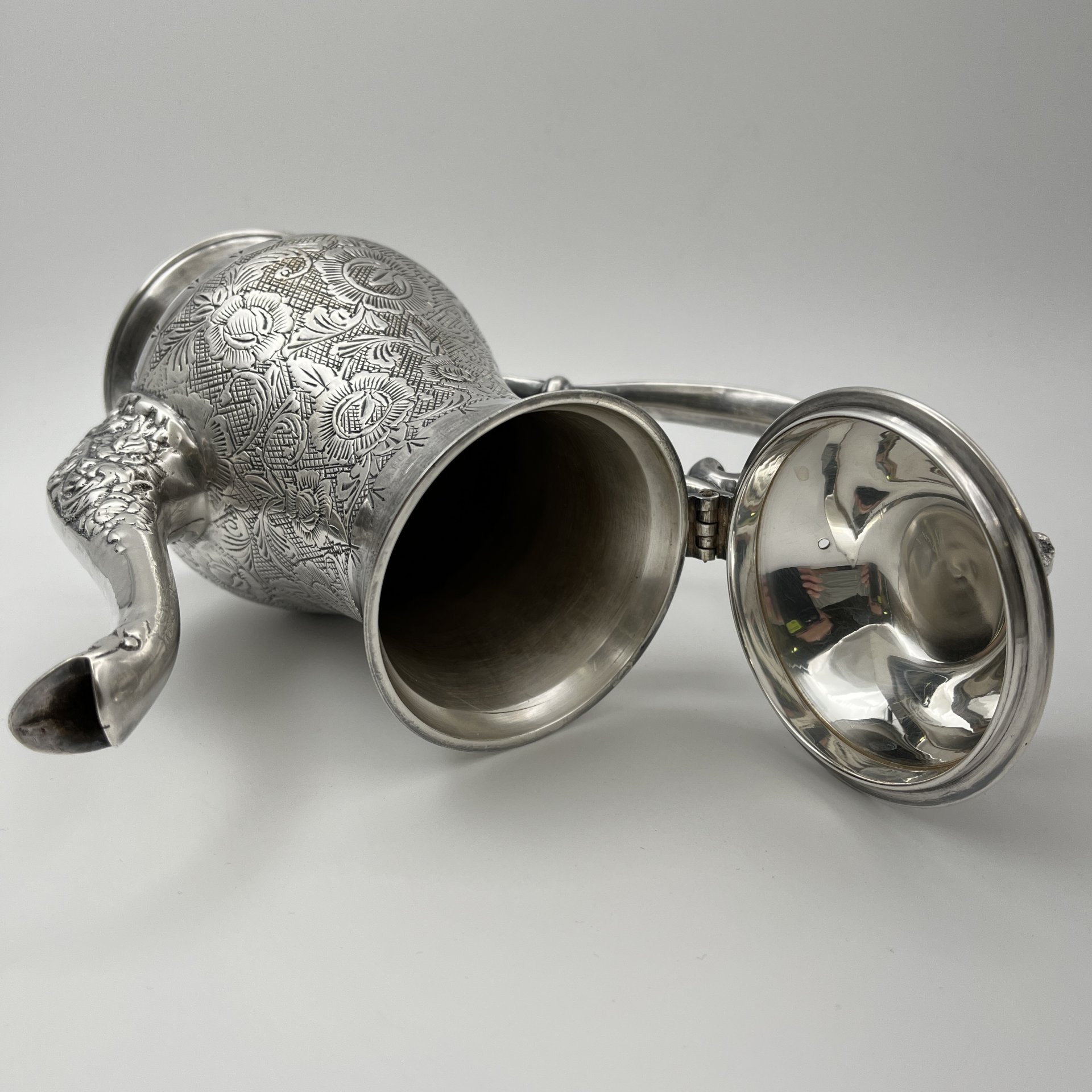 Кофейник в восточном стиле, декорированный флоральными узорами