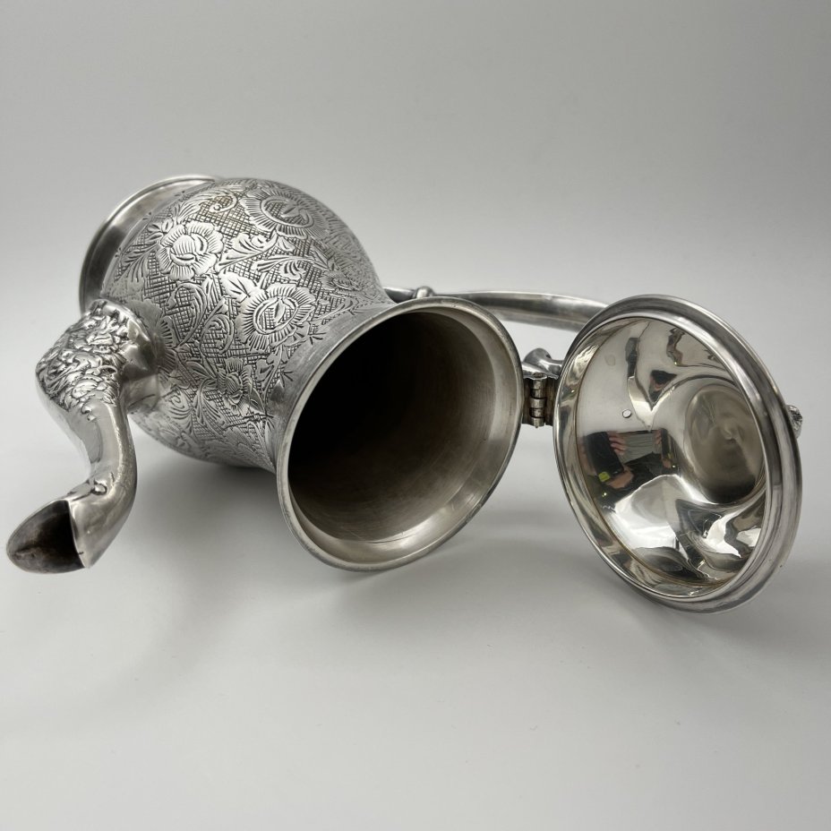 Кофейник в восточном стиле, декорированный флоральными узорами