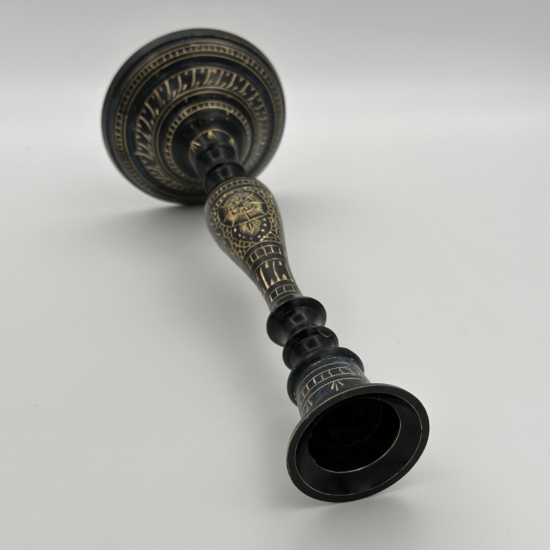 Подсвечник на одну свечу с растительным декором, латунь, крашение, гравировка, Индия, 1970-1990 гг.