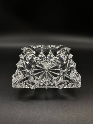 Пепельница, украшенная рельефным декором