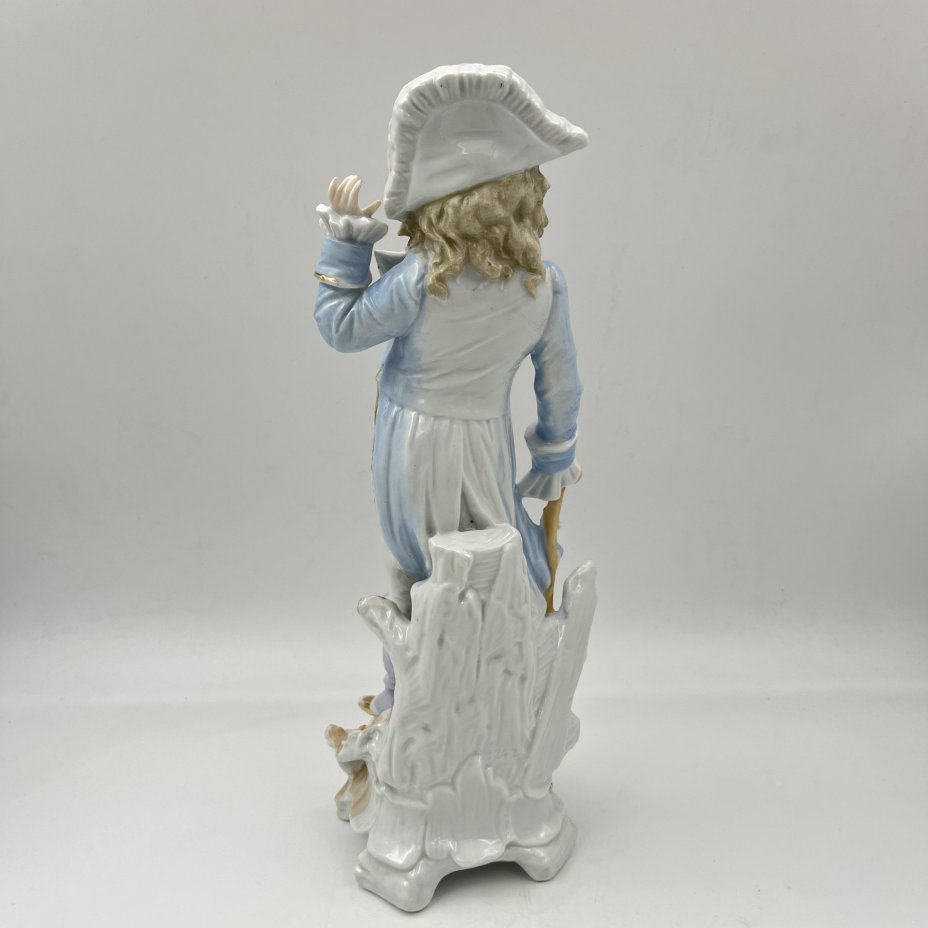 Статуэтка "Галантный кавалер в голубом камзоле"