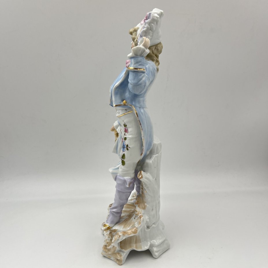 Статуэтка "Галантный кавалер в голубом камзоле"