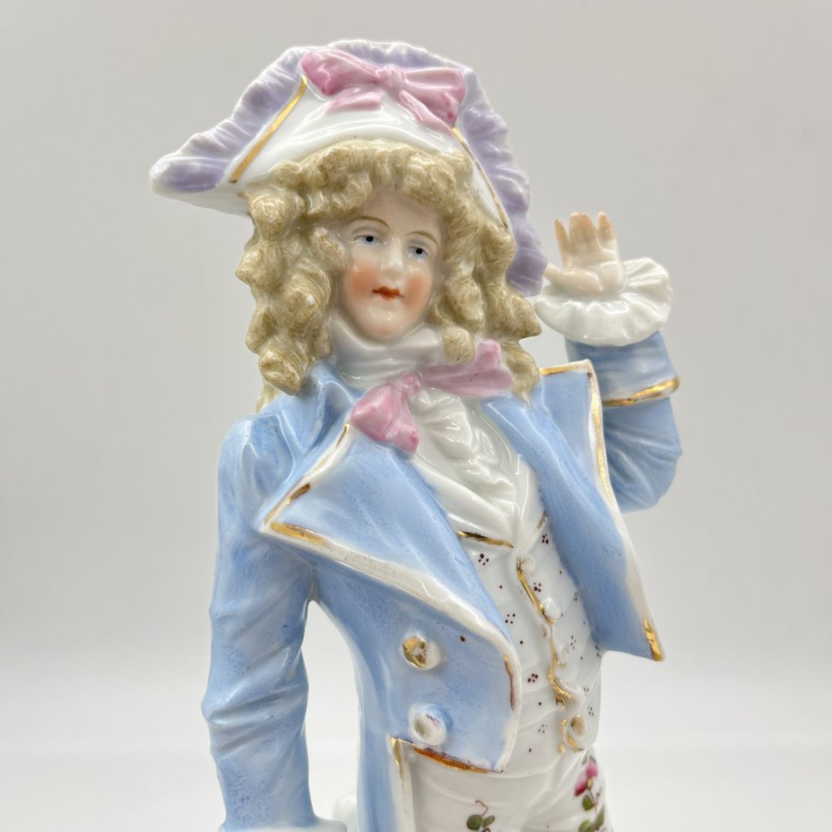 Статуэтка "Галантный кавалер в голубом камзоле"