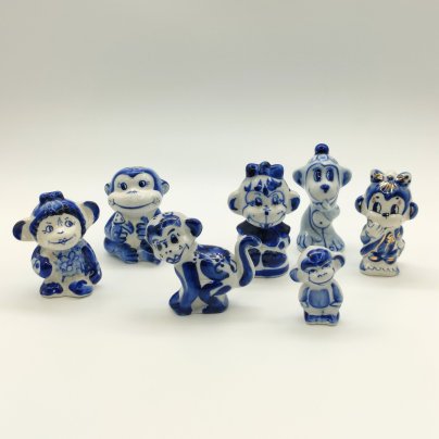 Набор из семи статуэток "Обезьяны", Гжель, фарфор, роспись, золочение, Россия, 1980-2010 гг.