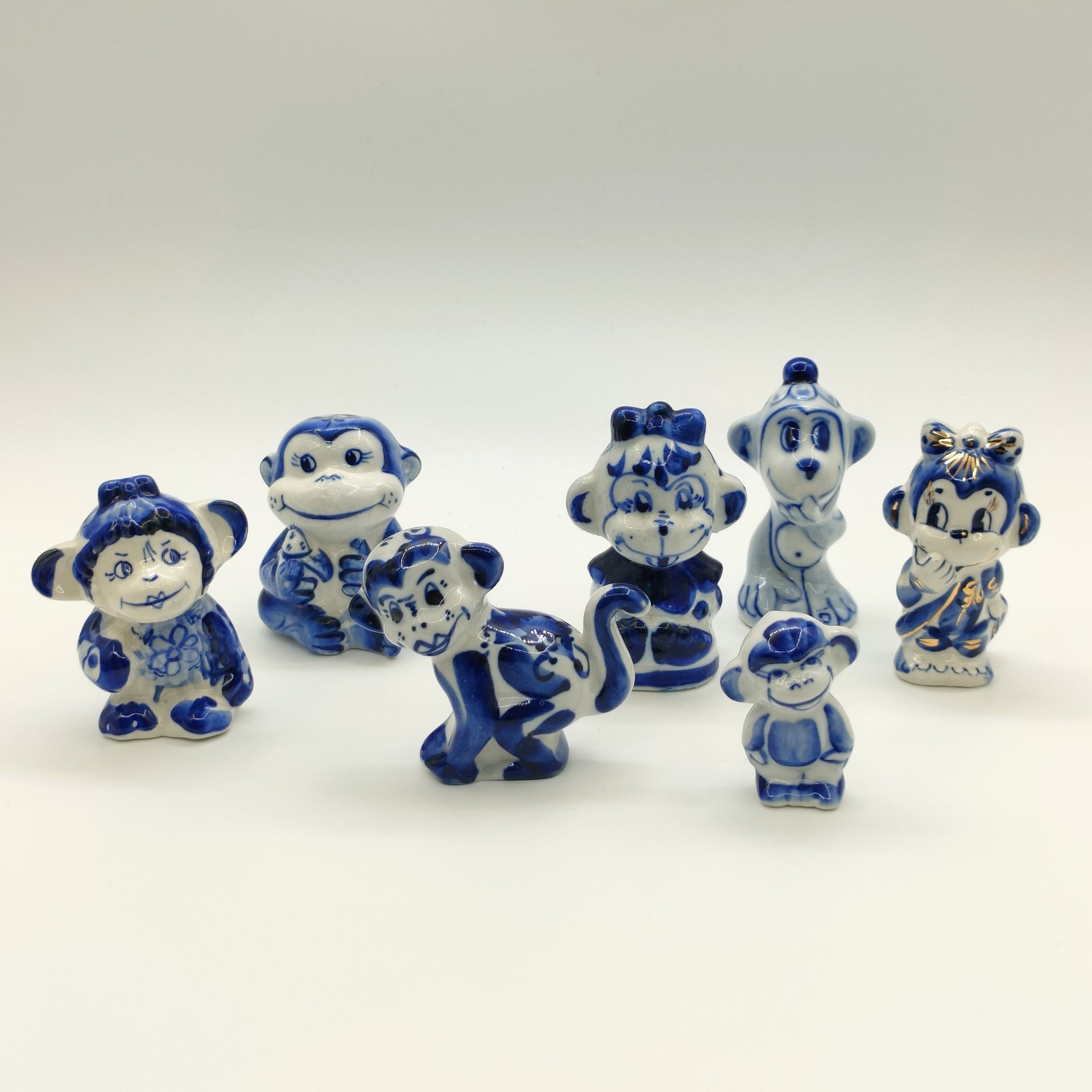 Набор из семи статуэток "Обезьяны", Гжель, фарфор, роспись, золочение, Россия, 1980-2010 гг.
