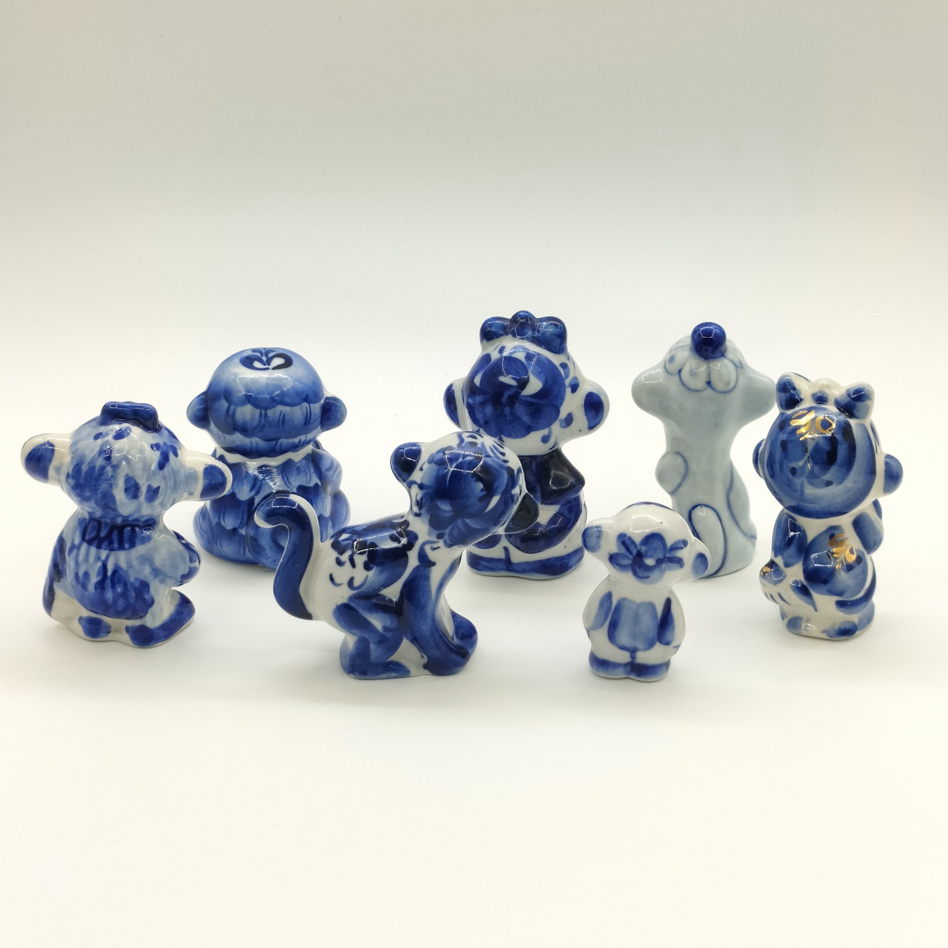 Набор из семи статуэток "Обезьяны", Гжель, фарфор, роспись, золочение, Россия, 1980-2010 гг.