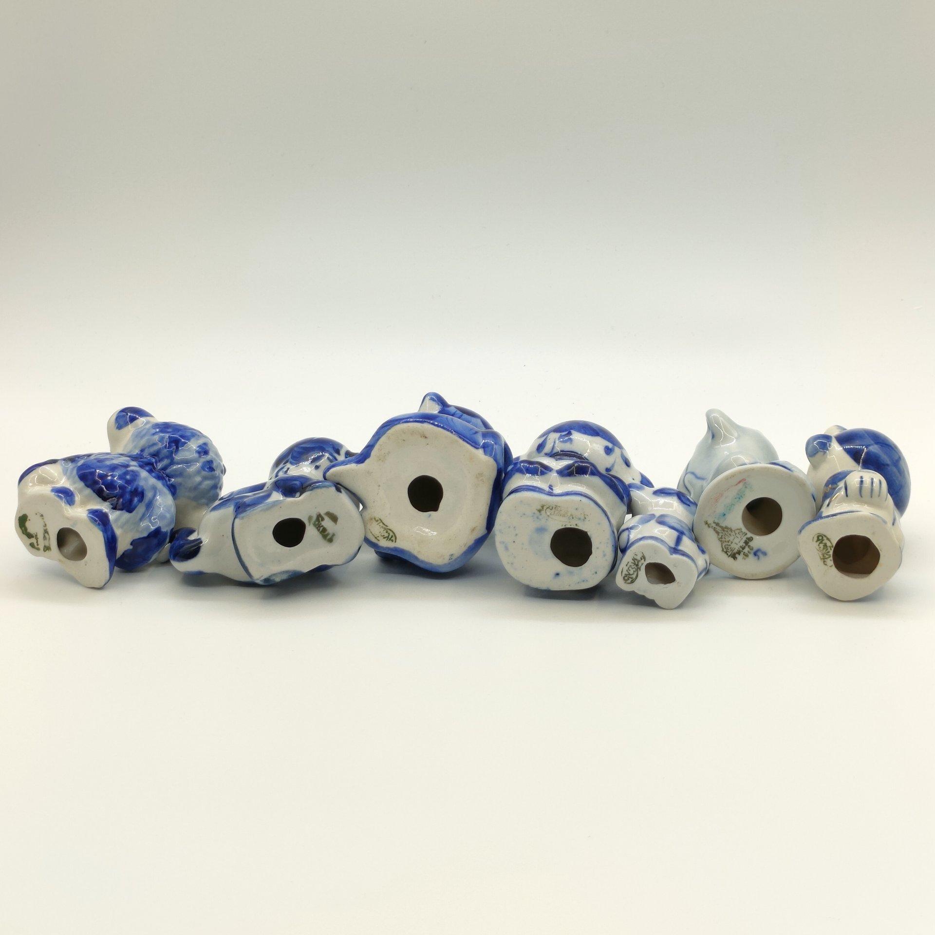 Набор из семи статуэток "Обезьяны", Гжель, фарфор, роспись, золочение, Россия, 1980-2010 гг.