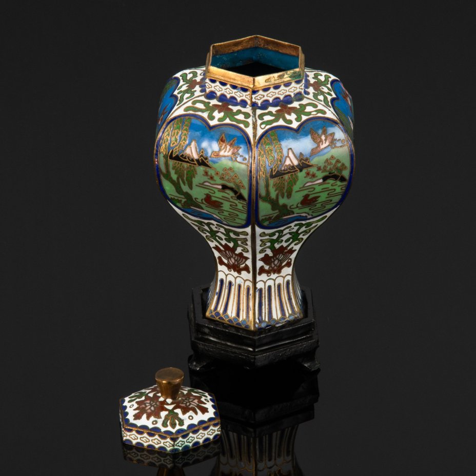 Чайница шестигранной формы на подставке, украшенная изображением уток и гор в медальонах, Китай