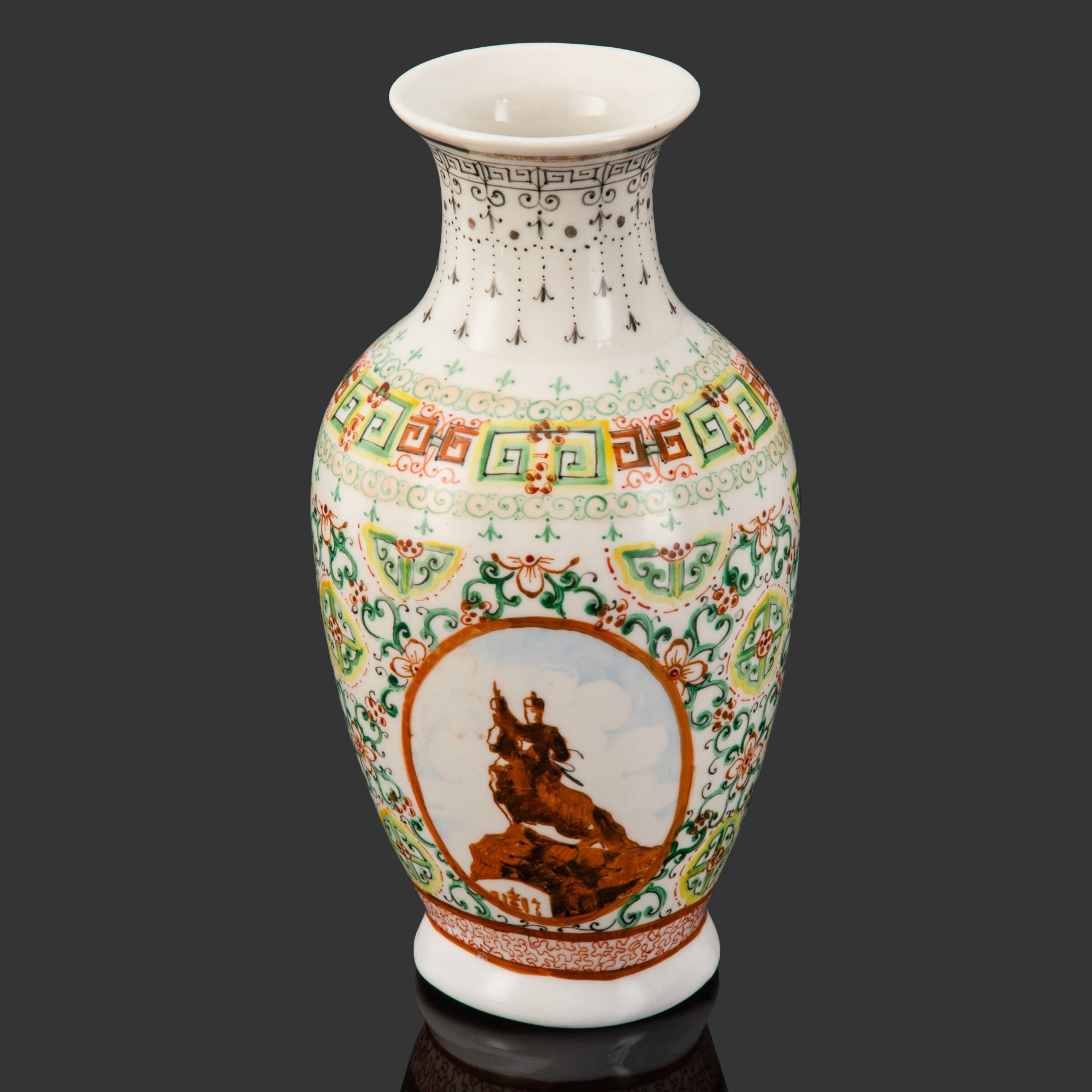 Ваза "Б.Н.М.А.У. 40 жил" ("40 лет Монгольской народной революции") и изображением памятника Сухэ-Батору, фарфор, роспись, золочение, Монголия, 1951 г.