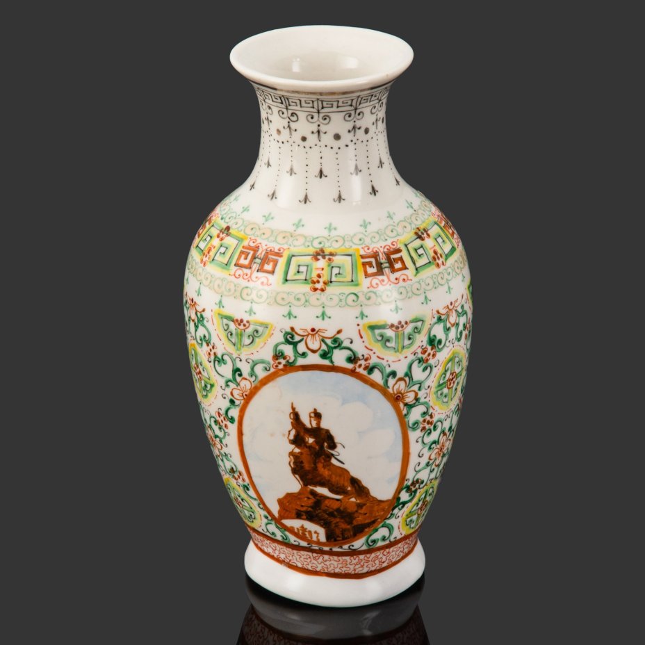 Ваза "Б.Н.М.А.У. 40 жил" ("40 лет Монгольской народной революции") и изображением памятника Сухэ-Батору, фарфор, роспись, золочение, Монголия, 1951 г.