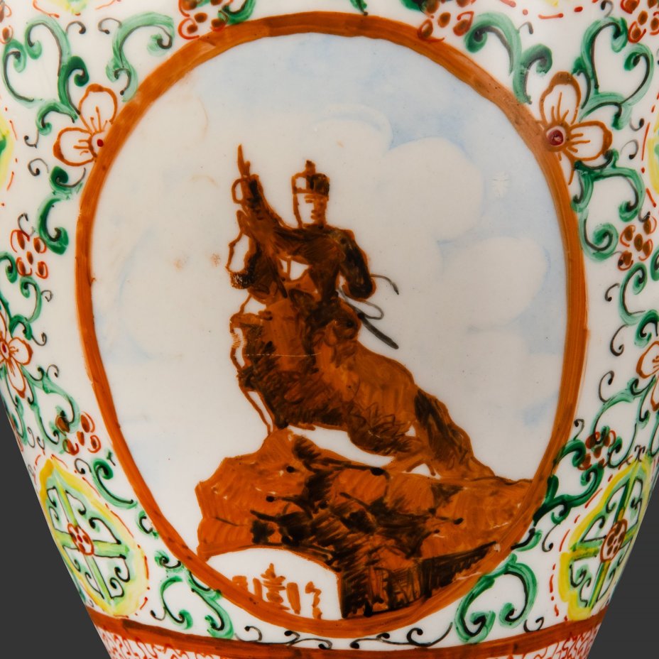 Ваза "Б.Н.М.А.У. 40 жил" ("40 лет Монгольской народной революции") и изображением памятника Сухэ-Батору