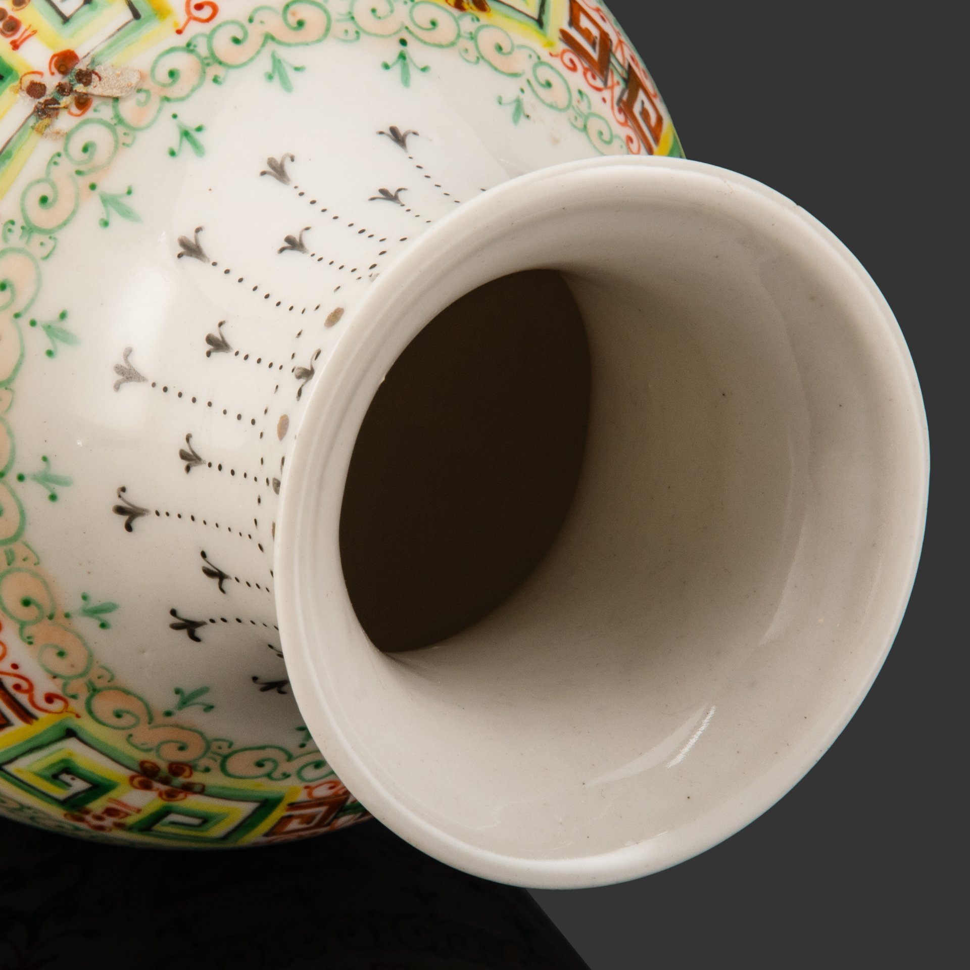 Ваза "Б.Н.М.А.У. 40 жил" ("40 лет Монгольской народной революции") и изображением памятника Сухэ-Батору, фарфор, роспись, золочение, Монголия, 1951 г.